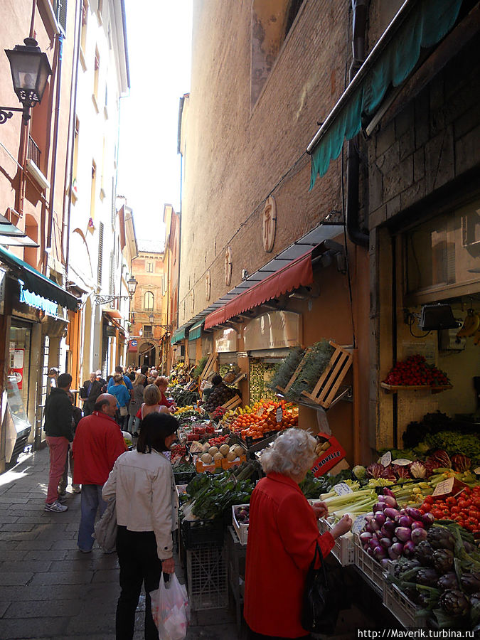 Торговые гастрономические улочки Болоньи.
Всё это находится в двух шагах от площади Палаццо Маджоре. Болонья, Италия