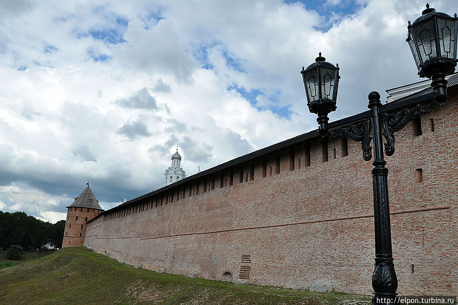 … Детинец, заново построенный в 1484 – 1490 годах, в основном сохранился до наших дней. Сейчас у Новгородского Кремля имеется 9 башен, наружный периметр стен — 1487 метра.
… Памятники Новгородского Кремля включены в список Всемирного культурного наследия ЮНЕСКО. … Детинец, заново построенный в 1484 – 1490 годах, в основном сохранился до наших дней. Сейчас у Новгородского Кремля имеется 9 башен, наружный периметр стен — 1487 метра.
… Памятники Новгородского Кремля включены в список Всемирного культурного наследия ЮНЕСКО.