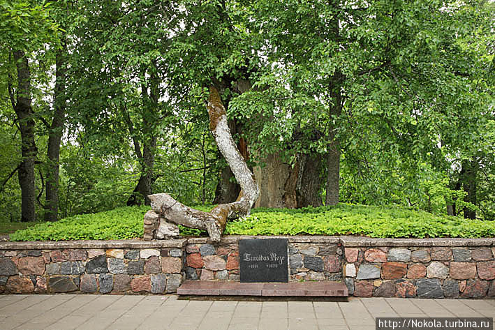 Могила турайдской Розы — девушки, согласно легенде, пожертвовавшей собой, чтобы не жить с нелюбимым человеком Турайда, Латвия