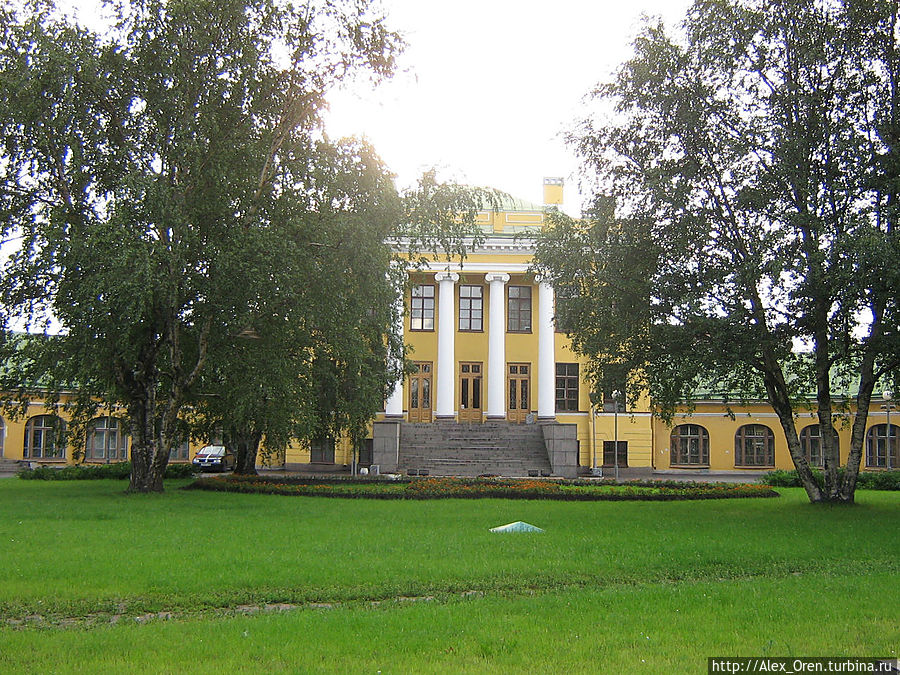 Усадьба Екатерины Дашковой построена в 1784, возможно, по проекту Джакомо Кваренги. В память о дне дворцового переворота 1762 года, в котором Дашкова играла активную роль, усадьба называлась Усадьба Екатерины Дашковой построена в 1784, возможно, по проекту Джакомо Кваренги. В память о дне дворцового переворота 1762 года, в котором Дашкова играла активную роль, усадьба называлась