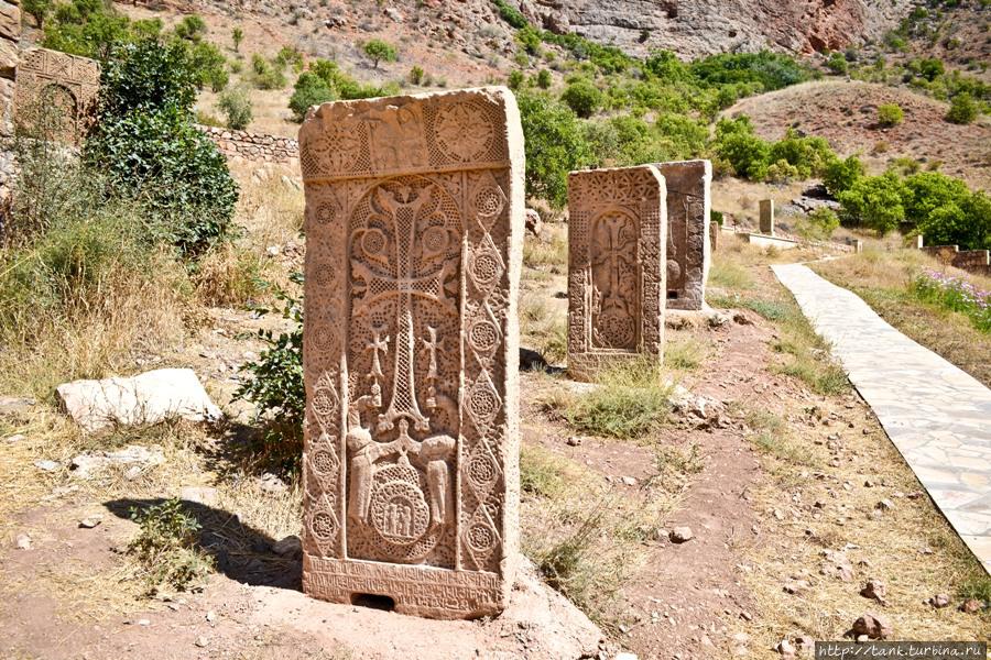 Так же территория монастырского комплекса уставлена хачкарами. Изображениями креста, высеченными в камне. Хор Вирап Монастырь, Армения