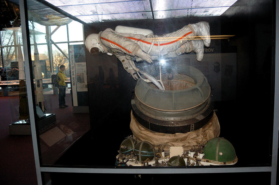 Макет, моделирующий советский космический корабль Восход-2 и первый выход в открытый космос Алексея Леонова, совершенный им 18 марта 1965-го года Вашингтон, CША