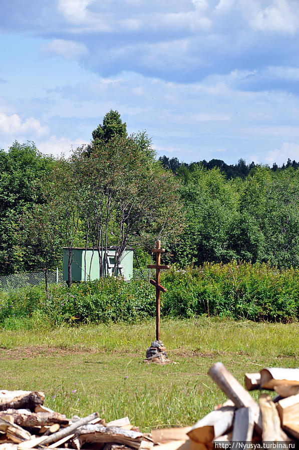 Крест стоит на месте алтаря утраченного храма Пошехонье, Россия