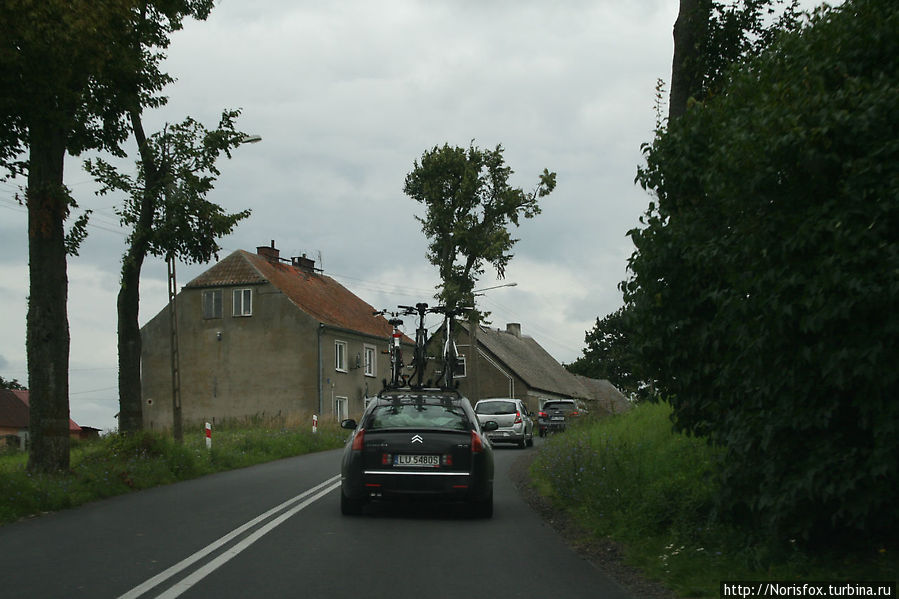 очень типичная для Польши картина: папа, мама и я едут на крыше автомобиля Польша очень типичная для Польши картина: папа, мама и я едут на крыше автомобиля Польша