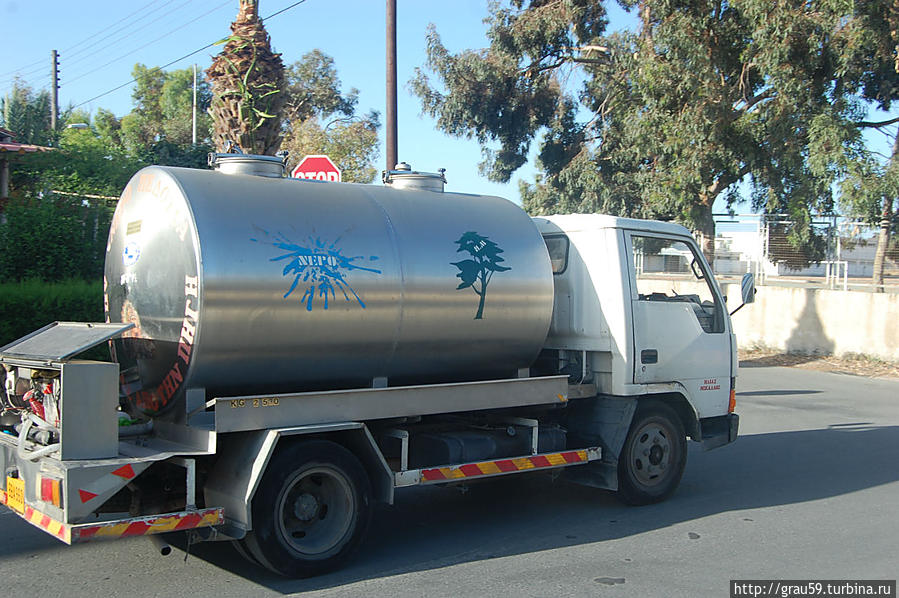 Развозка воды утром в Ларнаке Кипр