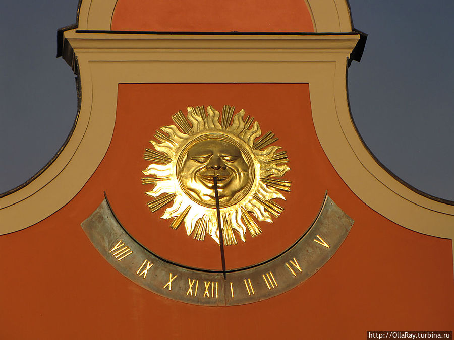 Солнечные часы на одном из жилых домов Солнечные часы на одном из жилых домов