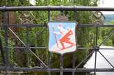 12. Через неё проложен мост с перилами, которые украшает герб Лиллехаммера.