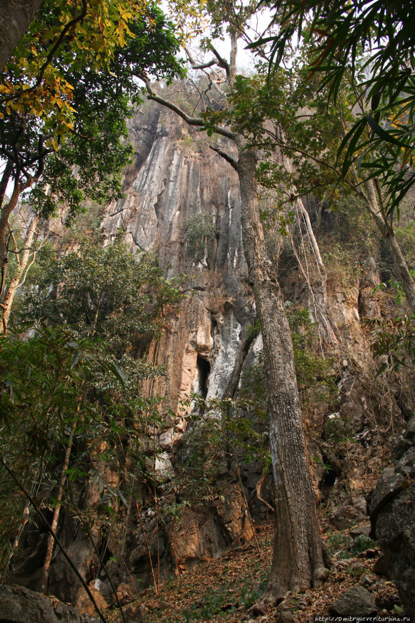 В этих скалах скрывается множество пещер Северный Таиланд, Таиланд