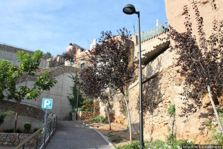 Стоянка авто перед подъемом к замку Автономная область Валенсия, Испания
