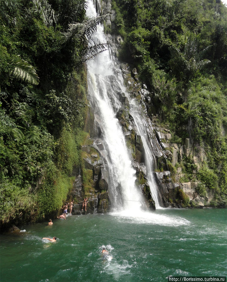 Этот водопад служит для выгула и купания глупых белых туристов :-). Индонезия