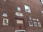 Немного истории: такие знаки в Амстердаме на домах были вместо номеров домов.