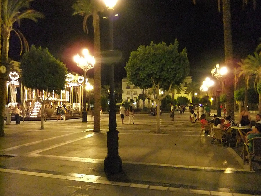 Кто-то катается на карусели, остальные пьют пиво и херес. Кто-то катается на карусели, остальные пьют пиво и херес.