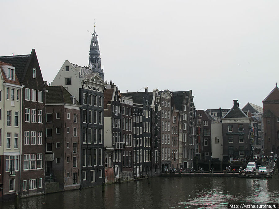 Пляшущие дома на улице Дамрак. Амстердам, Нидерланды