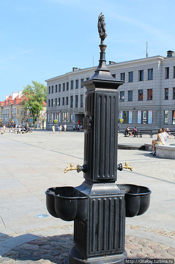 За музеем есть симпатичный фонтан с питьевой водой. Очень выручил в жару. Белосток, Польша
