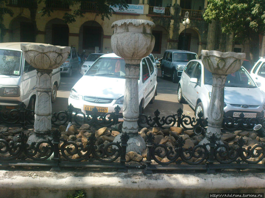 Парковка вдоль аллеи и местный колорит... Дели, Индия
