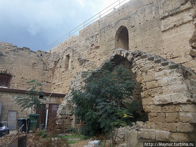 По этим ступенькам можно подняться на крепостную стену. Кирения, Турецкая Республика Северного Кипра