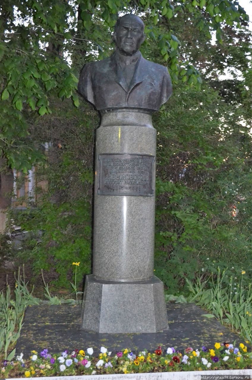 Памятник И.В.Давыдовскому / Monument To I. V. Davydovskiy