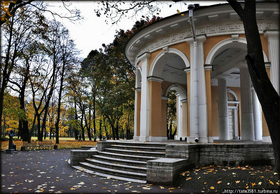 На берегу реки Мойки, ограничивающей сад с северо-востока, стоит небольшой павильон, выполненный в стиле ампир архитектором К. Росси в 1825 году. Санкт-Петербург, Россия