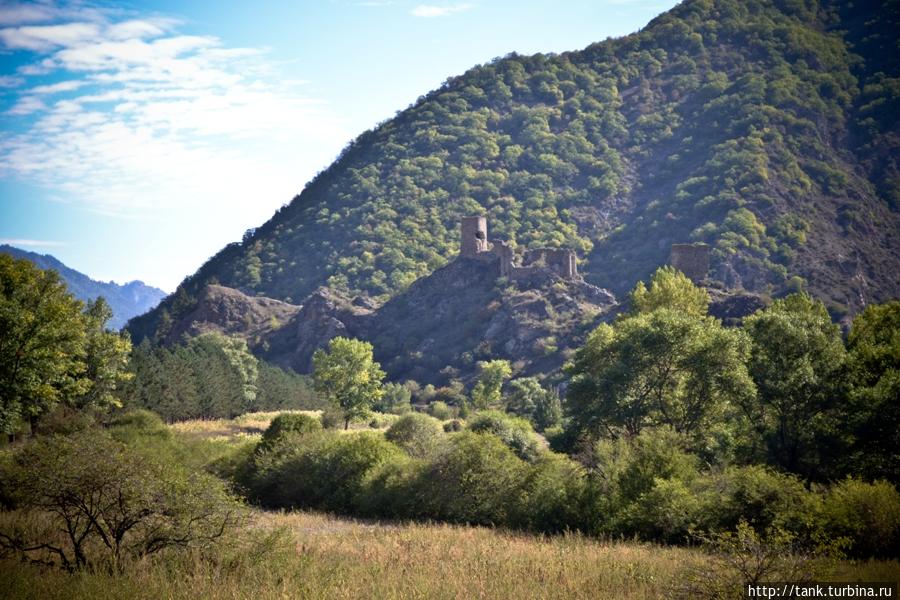Дорога вьется между высоких гор, на склонах которых видны остатки, некогда могучих крепостей. Ахалцихе, Грузия