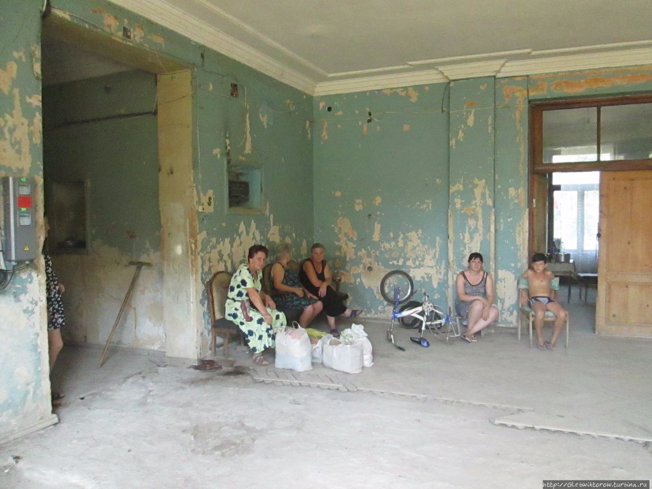 Красивый заброшенный санаторий 1950-ых с беженцами внутри Цхалтубо, Грузия