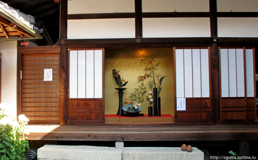 Осенняя композиция на стене одного из храмов в Киото Япония