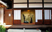 Осенняя композиция на стене одного из храмов в Киото