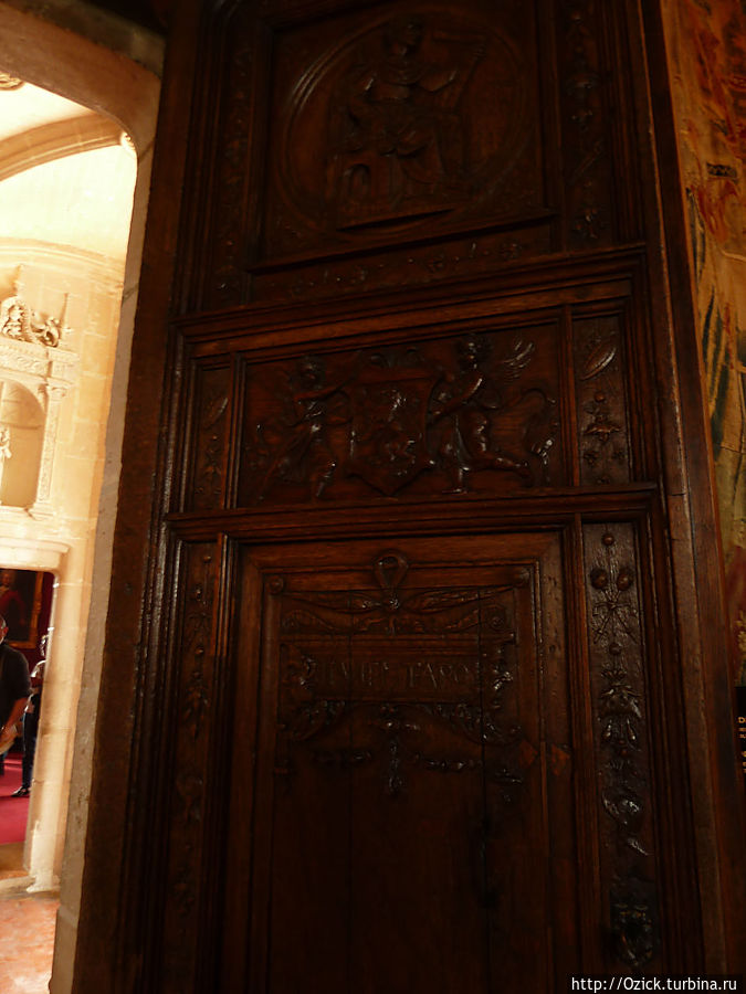 На дубовой двери в Гвардейский зал начертан девиз Тома Бойе и Катрин Бриссоне На дубовой двери в Гвардейский зал начертан девиз Тома Бойе и Катрин Бриссоне