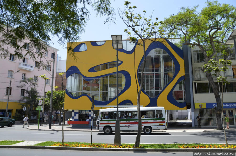 Цветное здание на бульваре в Лиме Перу