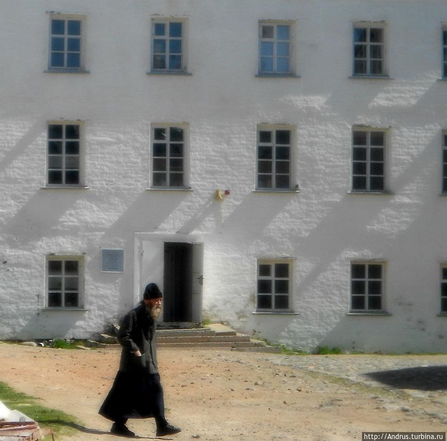 Экскурсия действительно была интересна. Только, еврейской внешности гиперактивный дяденька, годов 50-ти, омрачил рассказ о трапезной. А именно, петрозаводский олигарх, высоко задрав локоть, громко и очень четко говорил в телефонный аппарат: «АЙ ХЕФ КАЛ ТУ МАЙ ОФИС ПЛИЗ» Экскурсия действительно была интересна. Только, еврейской внешности гиперактивный дяденька, годов 50-ти, омрачил рассказ о трапезной. А именно, петрозаводский олигарх, высоко задрав локоть, громко и очень четко говорил в телефонный аппарат: «АЙ ХЕФ КАЛ ТУ МАЙ ОФИС ПЛИЗ»