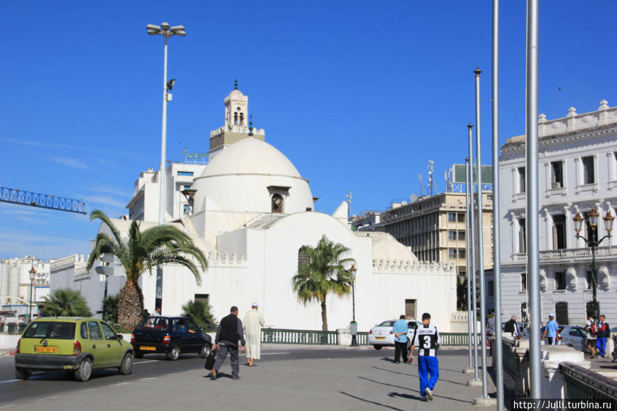 Мечеть Джама Эль Джедид находится на площади мучеников в районе промысла. Алжир, Алжир