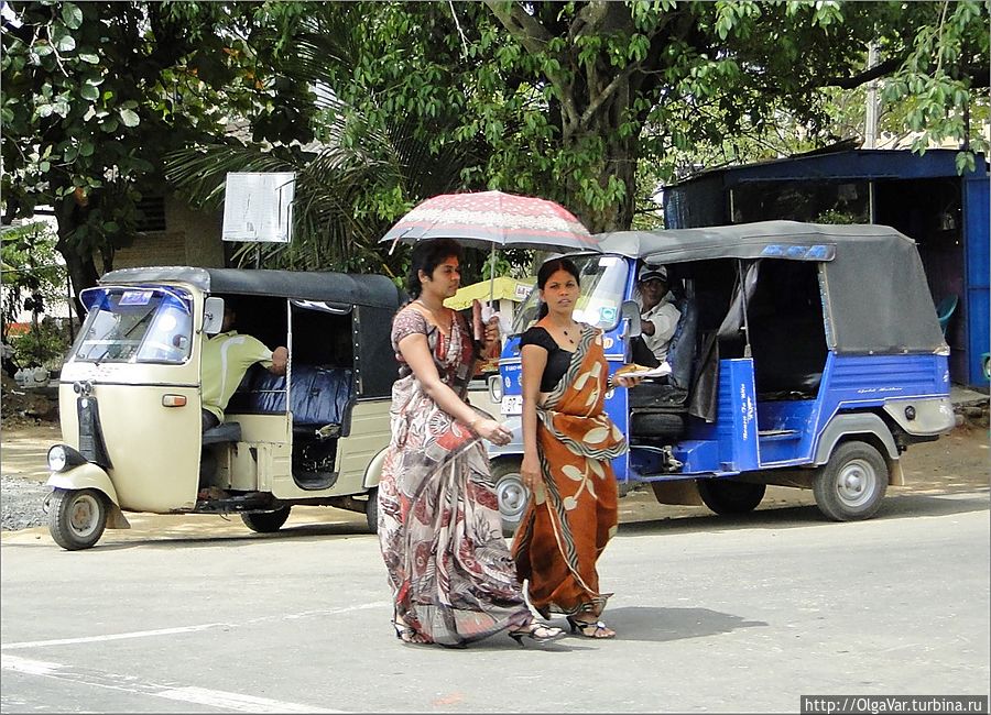На улицах Анурадхапуры. В женской одежде – полная демократия независимо от возраста. Кто одет в сари... Анурадхапура, Шри-Ланка