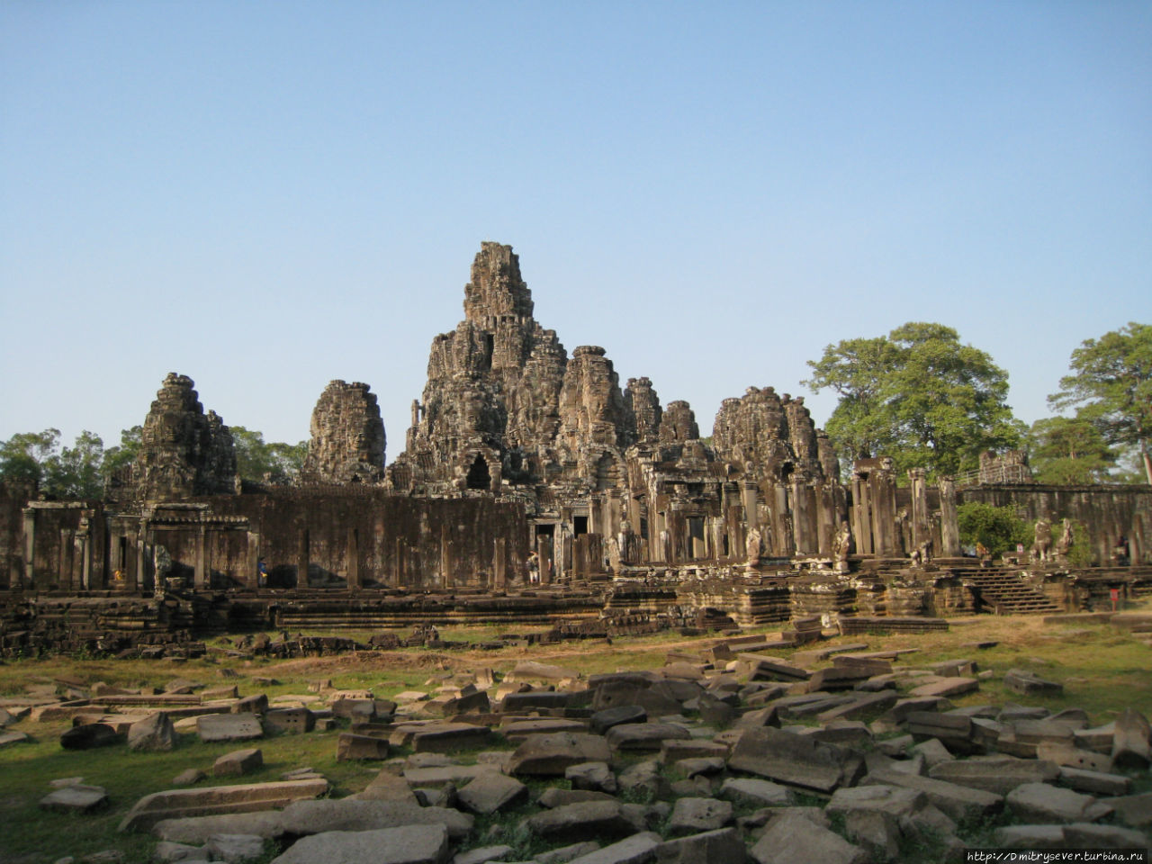 Вид Байона со стороны Ангкор (столица государства кхмеров), Камбоджа