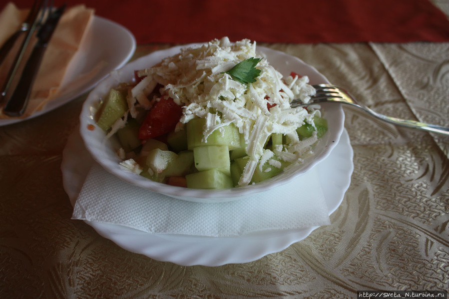Шопский салат. Уже одной этой порцией вполне можно наесться Черногория