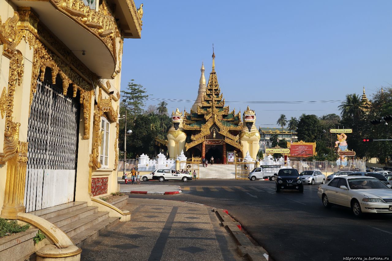 Главный вход в Пагоду Янгон, Мьянма