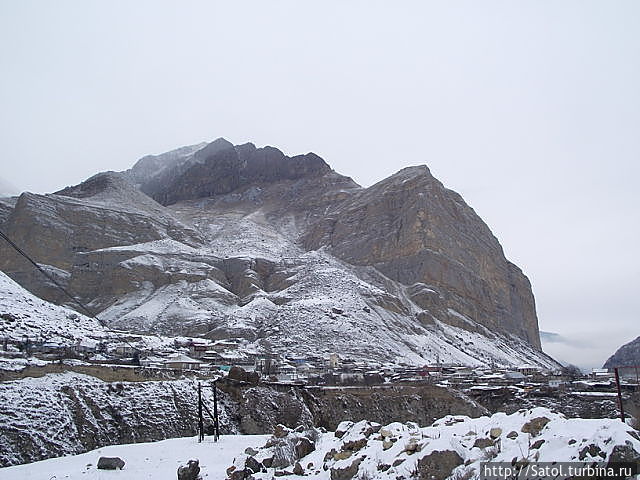 селение Эльтюбю на фоне горы Ворлан(3369)