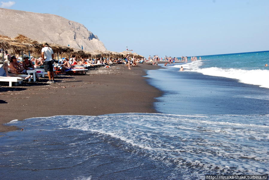Пляж с черным песком Перисса, остров Санторини, Греция
