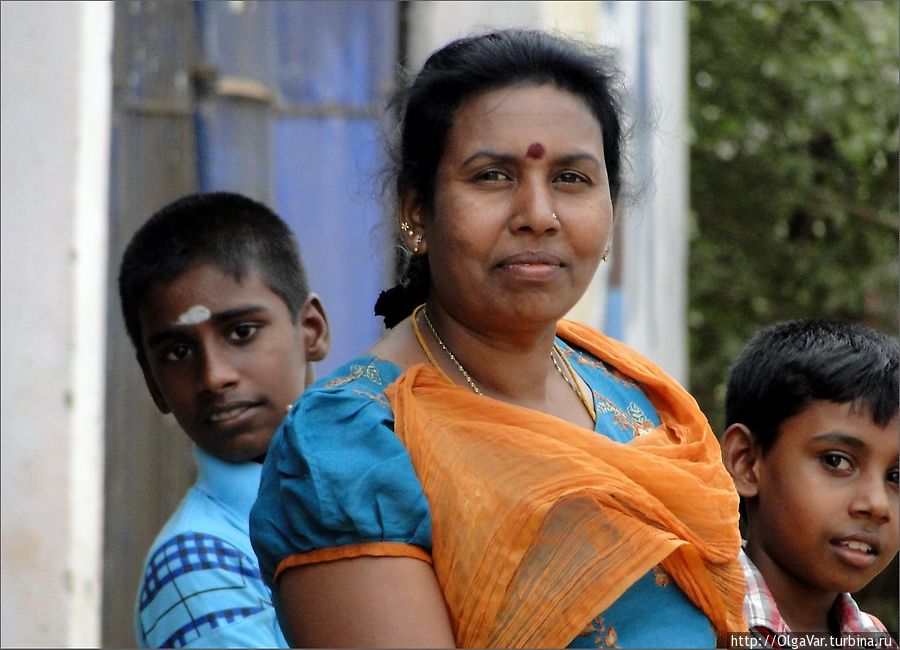 А это совсем другой характер — покладистый и мягкий... И цвета платья другие Тринкомали, Шри-Ланка А это совсем другой характер — покладистый и мягкий... И цвета платья другие Тринкомали, Шри-Ланка