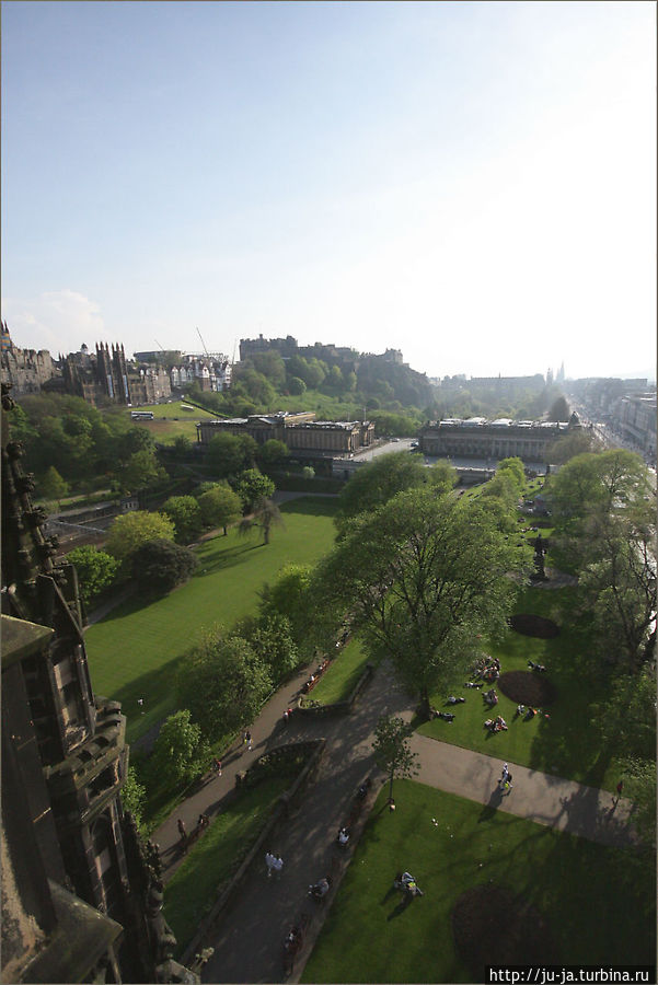 Вид на замок с памятника Вальтеру Скотту Эдинбург, Великобритания