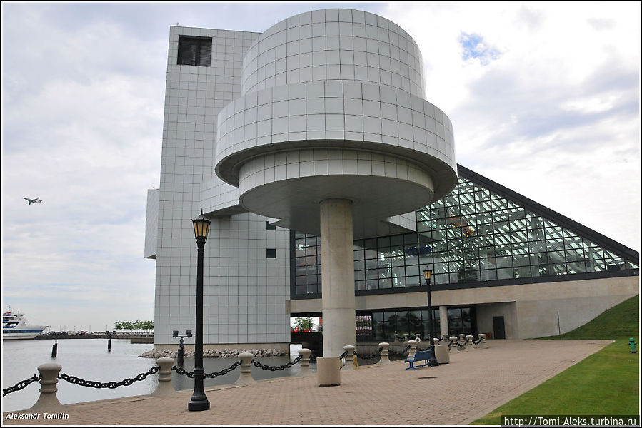 Намудрил Ионг Минг Пей в архитектуре здания... Намудрил Ионг Минг Пей в архитектуре здания...