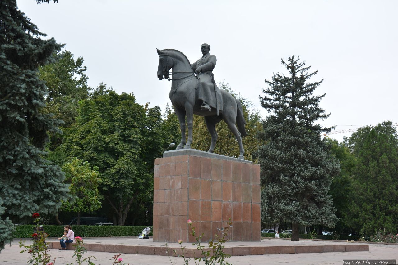 Памятник Фрунзе Бишкек, Киргизия