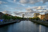 Вид с Ha’penny bridge на O’Connell bridge