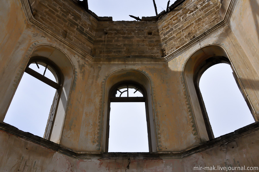 Окна над алтарем, по контуру видны остатки узоров росписи. Николаевская область, Украина