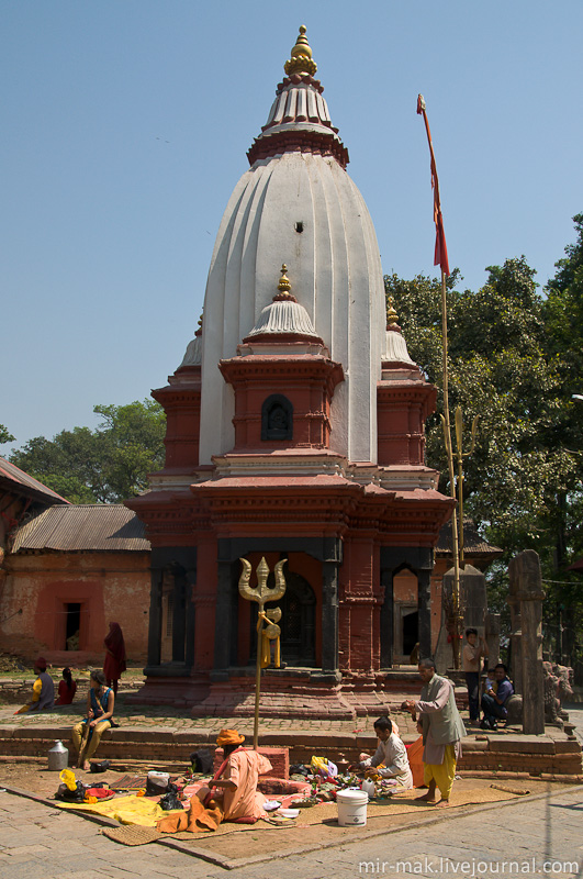 А здесь местный священнослужитель проводил какой-то обряд, разложив свои артефакты перед индуистским храмом около странного отверстия в земле. А здесь местный священнослужитель проводил какой-то обряд, разложив свои артефакты перед индуистским храмом около странного отверстия в земле.