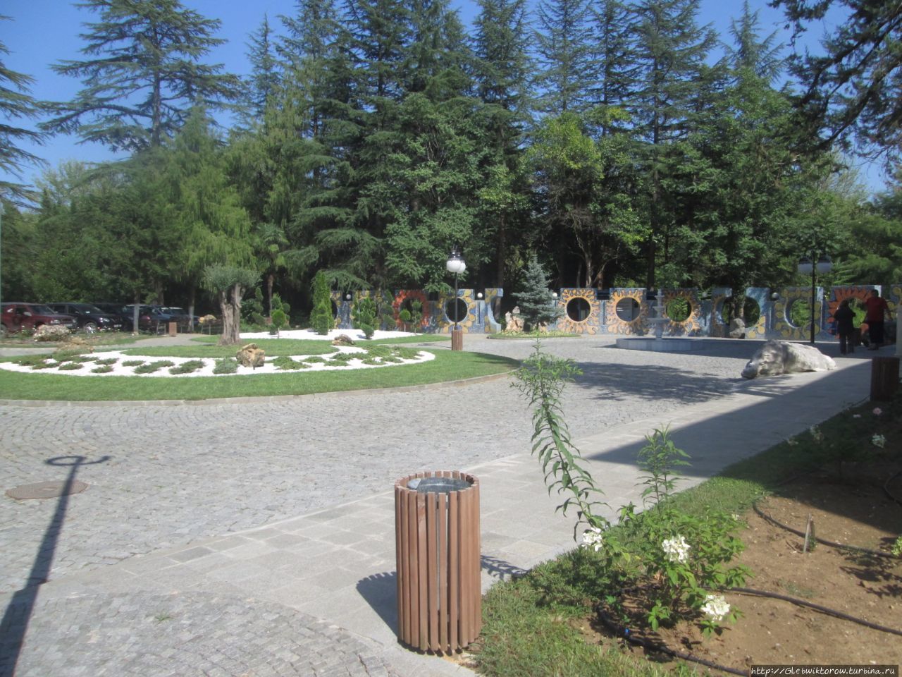 Прогулка по курортному парку в центре Цхалтубо, Грузия