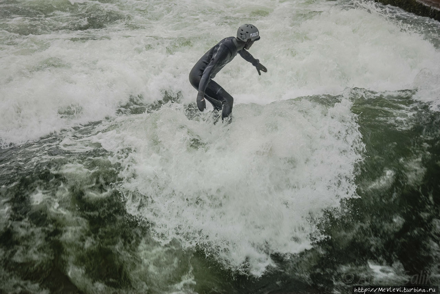 Сёрфер в центре города Мюнхен, Германия Сёрфер в центре города Мюнхен, Германия