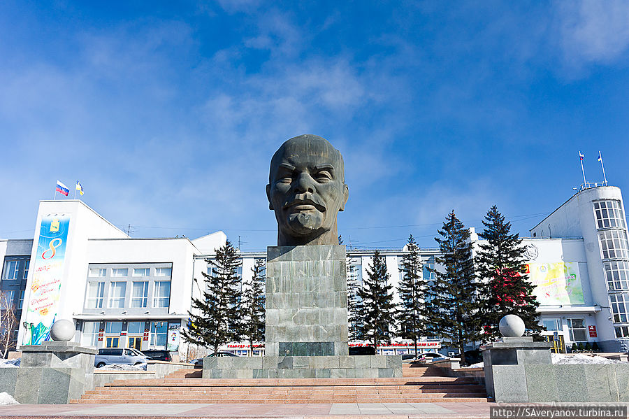 Циклопическая голова Ленина в столице Бурятии