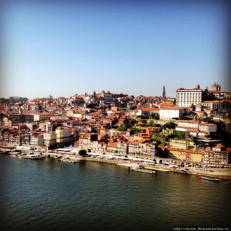 Исторический центр Порту расположен на правом берегу реки Дуэро, в нескольких километрах от места её впадения в Атлантический океан. Центр города объявлен ЮНЕСКО Всемирным культурным достоянием. Порту, Португалия