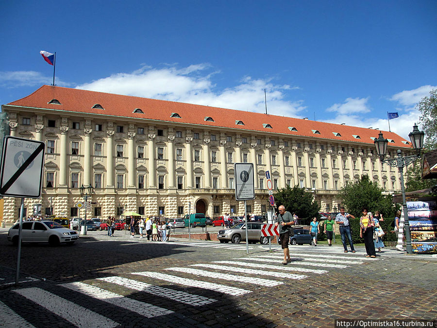 Чернинский дворец (длина фасада 150 метров) Прага, Чехия