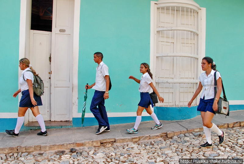 Школа Эдуардо Гарсиа и безымянная церковь Тринидад, Куба