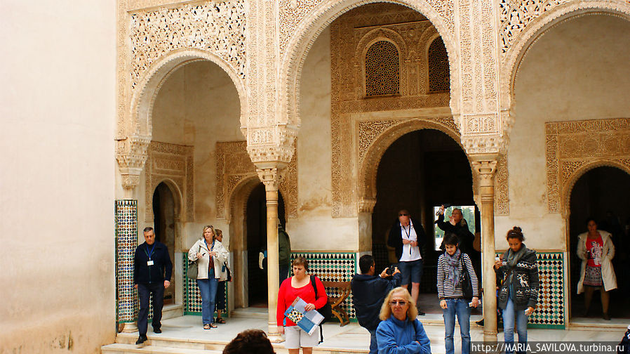 Альгамбра — примерное количество туристов в начале ноября Альгамбра — примерное количество туристов в начале ноября